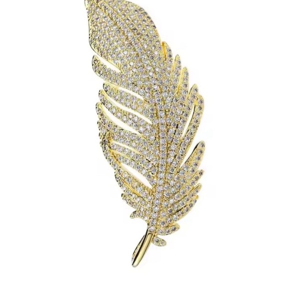 Jewelry - Elegant Gold Feather Brooch